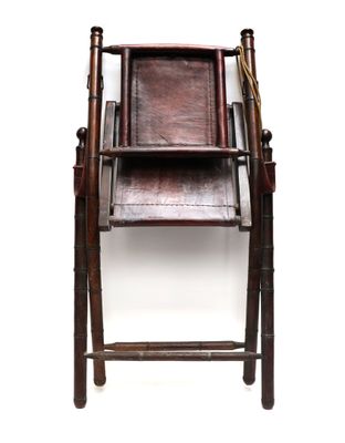 une vieille chaise en bois avec une assise en cuir, sur fond blanc