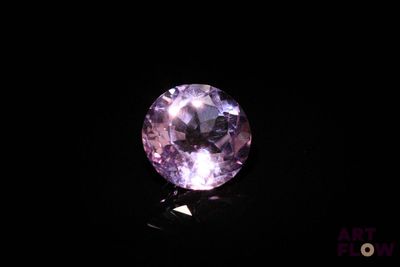 gros plan d'un diamant violet sur une surface noire