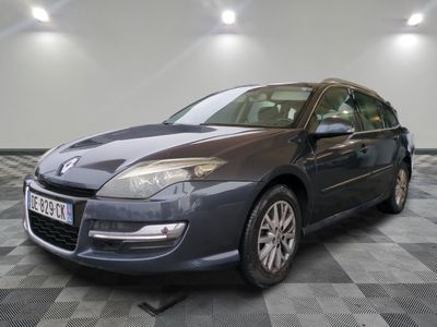 la photo d'une voiture grise garée dans un garage