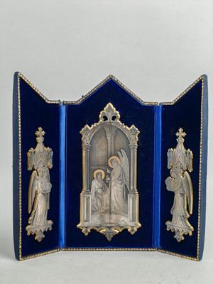 une image représentant un cadre bleu et or avec une photo de Jésus, Marie et Jésus