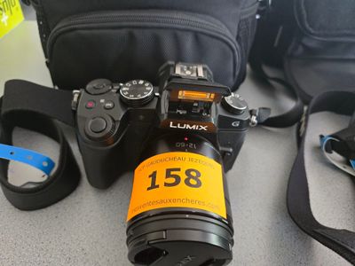 a camera that is sitting on a table next to a bag