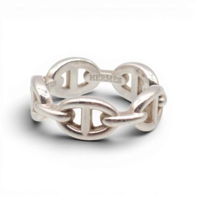 bague en argent avec des maillons entrelacés sur fond blanc, avec un fond blanc