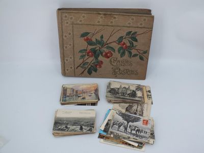 une boîte de vieilles cartes postales posée sur une table