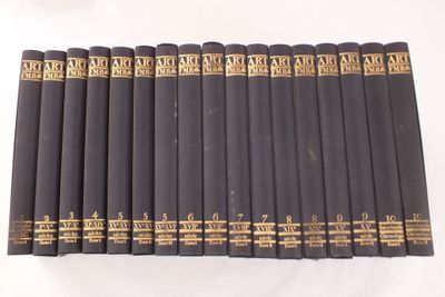 six livres noirs aux tranches dorées sont alignés sur une surface blanche