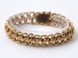 bracelet à chaîne en or avec une pierre carrée au centre sur fond blanc