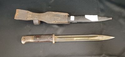 un couteau et un porte-couteau sur une table