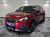 la voiture rouge est garée dans le garage sur un sol en damier