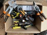 une boîte remplie d'outils posés sur le sol