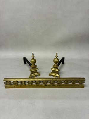 une paire de chandeliers en laiton sur fond blanc