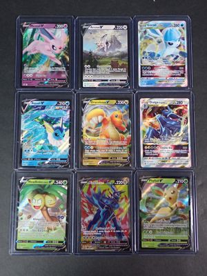 beaucoup de cartes pokemon sur la table