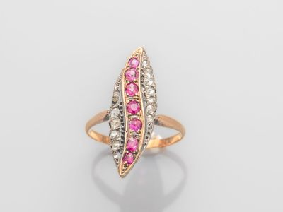 une bague en saphir rose et diamant