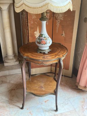 Guéridon supportant une lampe à décor chinois