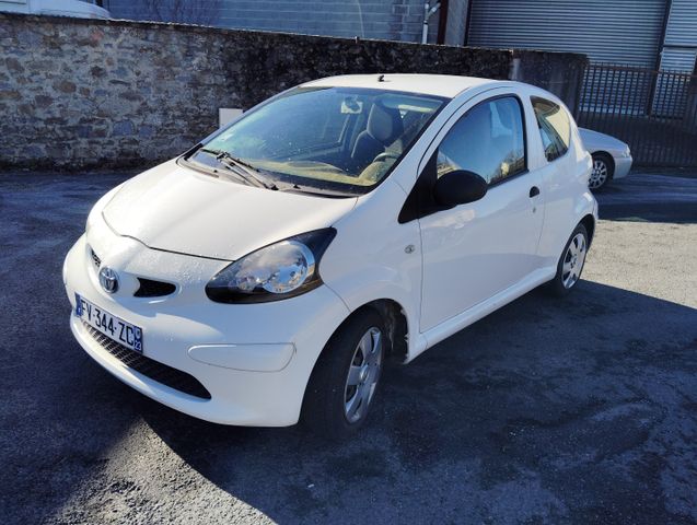 Véhicule particulier Toyota Aygo immatriculée FV-344-ZC, 1ère mis...