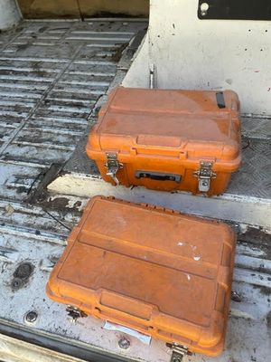 deux valises posées à l'arrière d'un camion
