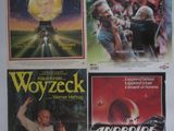 quatre affiches de films différents accrochées au mur