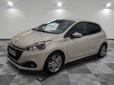 la petite voiture blanche est garée dans le garage sur un sol en damier