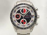 une montre en argent avec un cadran noir et des index rouges et bleus