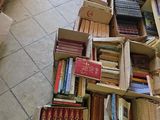 de nombreux cartons remplis de livres posés par terre dans une pièce
