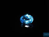gros plan d'un diamant bleu sur une surface noire