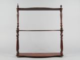 une étagère en bois surmontée de trois tablettes