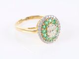 une bague en or jaune ornée d'un diamant vert et blanc en son centre