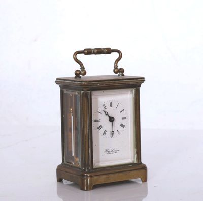 HOUR LAVIGNE à Paris. Pendulette d'officier en laiton doré, …