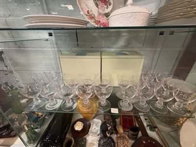 une vitrine remplie de verres à vin et d'assiettes