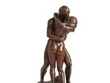 statue représentant un homme et une femme enlacés sur un fond blanc