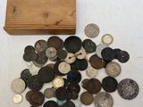 une boîte en bois remplie de pièces et une boîte en bois remplie de pièces