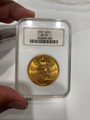 une photo d'une pièce d'or dans un étui transparent
