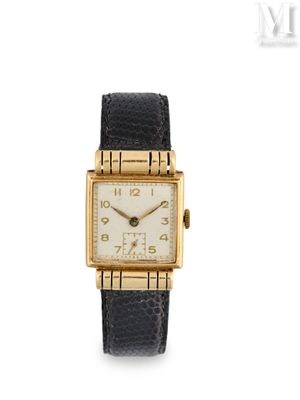une montre-bracelet plaquée or avec un bracelet en cuir noir