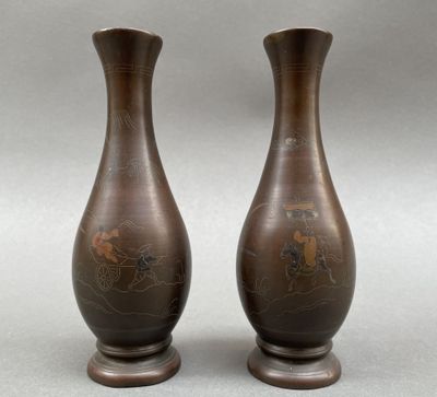 deux vases marron posés l'un à côté de l'autre sur une table