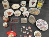 un grand nombre d'objets posés sur une table