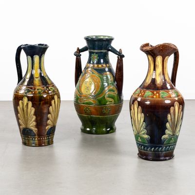 trois vases posés sur une table