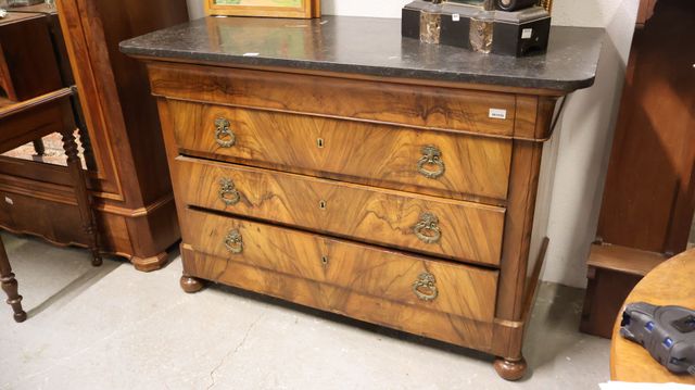 Commode de style Louis Philippe en noyer et placage de noyer ouvr...