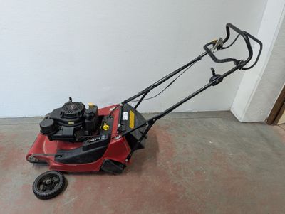 une photo d'une tondeuse à gazon dans un garage