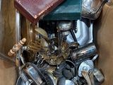 une boîte en carton remplie d'objets en argent et d'autres objets