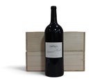 la bouteille de vin est posée à côté d'une caisse en bois
