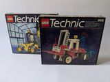 deux boîtes de lego technics posées sur une table