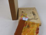 un livre posé sur une table à côté d'une boîte