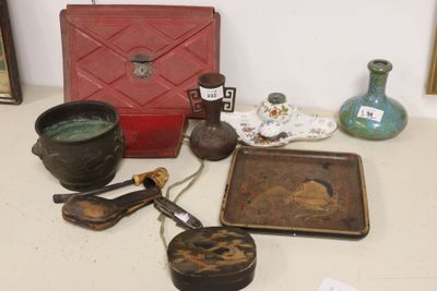 many items that are sitting on the table together