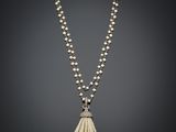 un collier orné d'un pendentif en perles et diamants