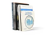trois livres sont empilés sur une surface blanche