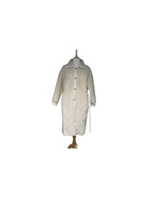 un manteau posé sur un mannequin, sur fond blanc