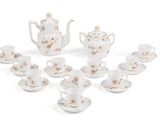 un service de tasses et soucoupes en porcelaine pour le thé et le café