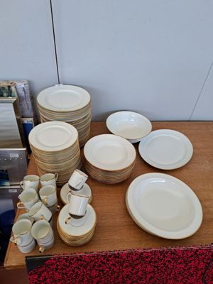 plusieurs assiettes et bols posés sur une table en bois