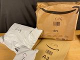 trois sacs de nourriture posés sur une table à côté d'un sac de nourriture