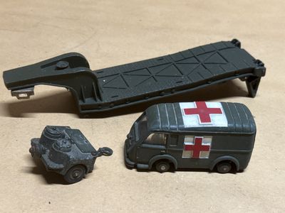 une ambulance et un char d'assaut miniatures posés sur une table