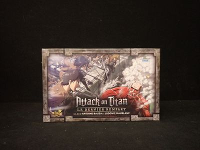 On voit ici la boîte du jeu de cartes « L'Attaque des Titans ».