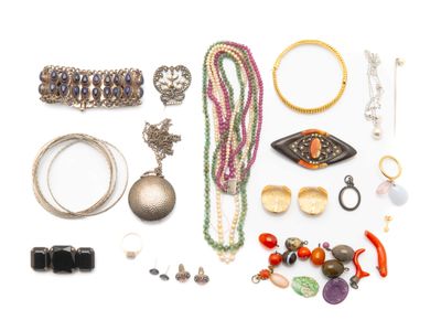 un assortiment de bijoux variés, comprenant des bagues, des bracelets, des bagues et d'autres articles